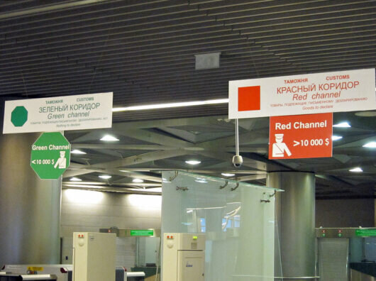    зеленый и красный таможенные коридоры // фото: newsru.com