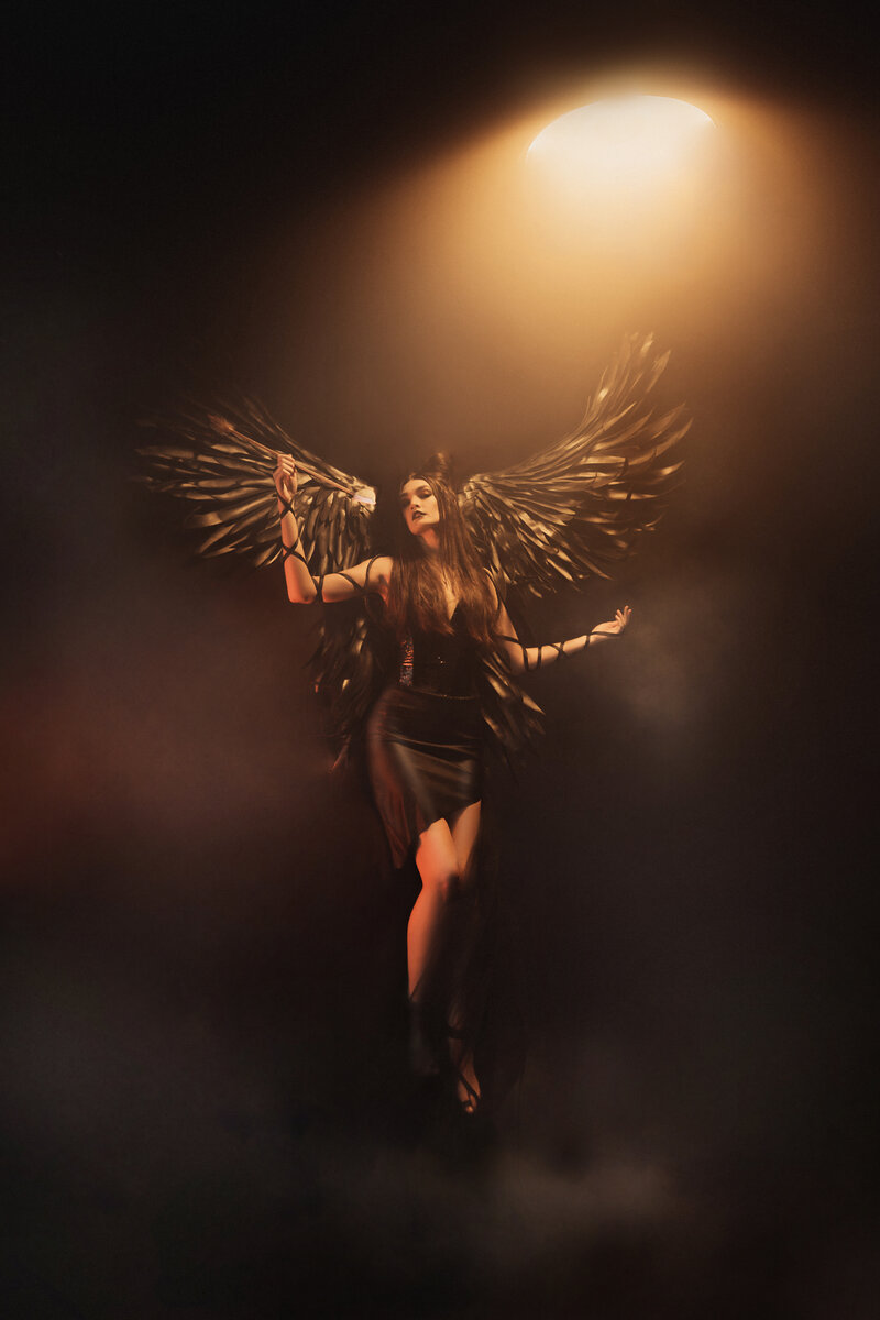 Наша красавица Эля. В роли демона. Корсет, юбка из кожи моих рук дело. 