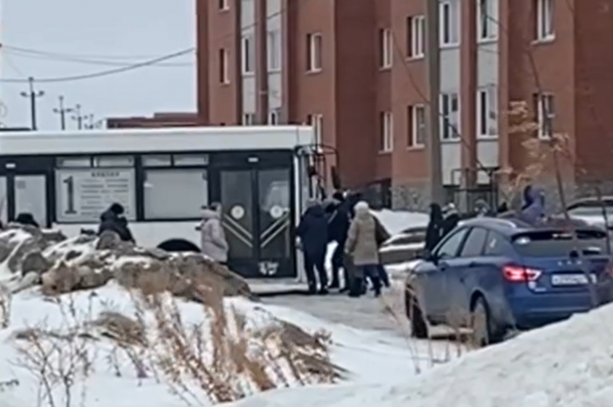    Под Новосибирском пассажиры вытаскивали застрявший в снегу автобус