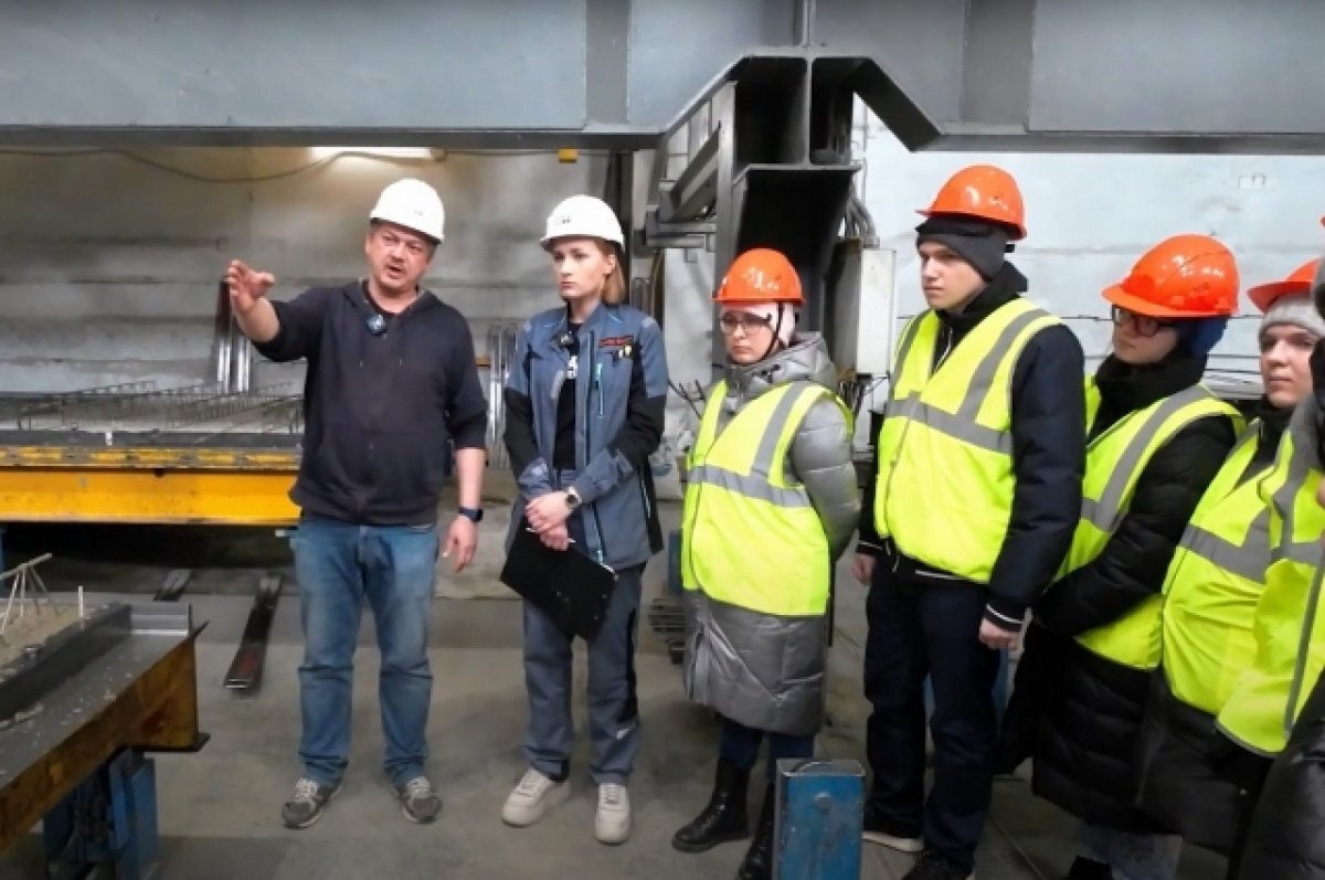    Строители организовали студентам экскурсию на производственную площадку