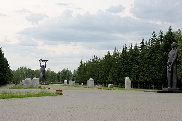 Слава народу ПОБЕДИТЕЛЮ.   Еще-бы память сохранить о ПОБЕДЕ.