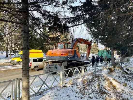     Воду отключили и перекрыли дорогу в Биробиджане-2 из-за ремонта трубопровода. ФОТО: мэрия Биробиджана
