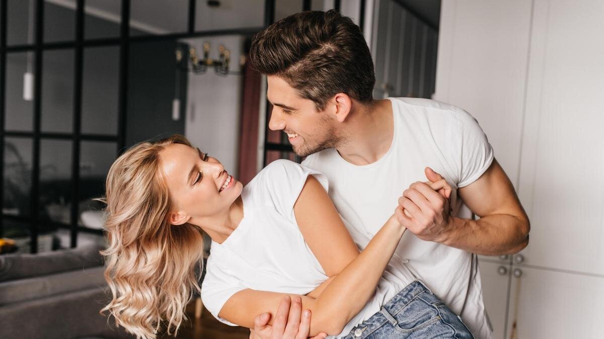    Влюбленная пара обнимается:Freepik