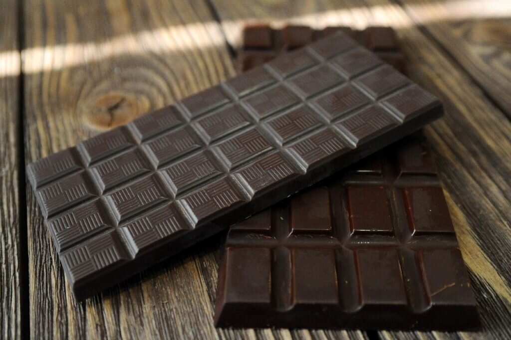Для неискушенного любителя шоколада между горьким и тёмным шоколадом не существует принципиальной разницы, однако в химическом составе, вкусе и не только отличия есть, и они весьма существенны.