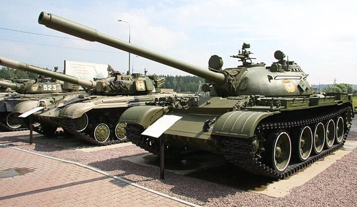 ТАНК T-55, СОЗДАН НА БАЗЕ ТАНКА Т-54, ПРИСПОСОБЛЕН К БОЕВЫМ ДЕЙСТВИЯМ В УСЛОВИЯХ ПРИМЕНЕНИЯ ЯДЕРНОГО ОРУЖИЯ. ФОТО: WARRIORS.FANDOM.COM