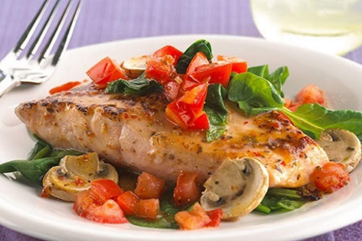Овощи сочетающиеся с рыбой. Рыба с овощами в духовке. Кета с овощами. Гарнир к красной рыбе. Ужин рыба со свежими овощами.