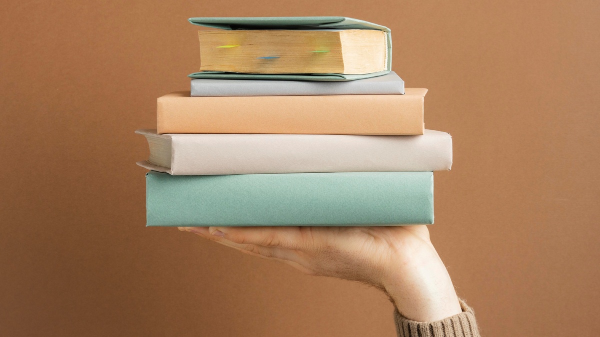    Нотариусы Югры собрали книги для юных жителей Донбасса