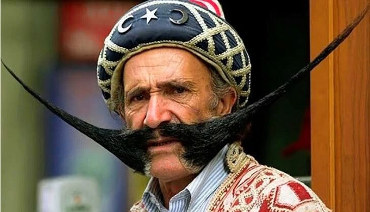 Приблизительно таков был тот матёрый таксист. И так же смотрел мне в догонку.
