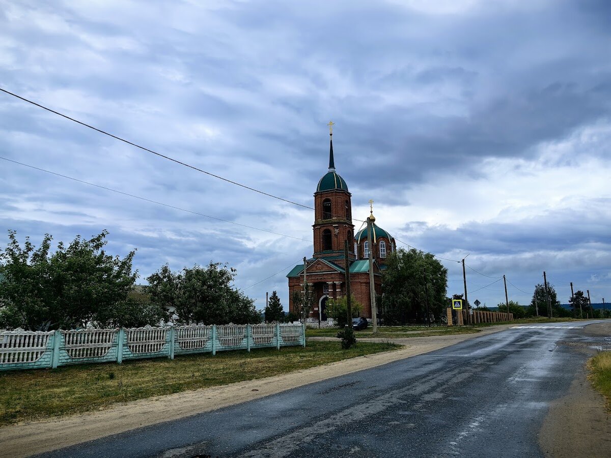 Село Нижнее Казачье. Как и ближайший к нему Задонск, богато церквями и... 