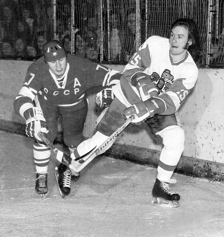 5 января 1974 г. Сборная СССР – «Сиэттл Тотемс» - 4:8. Геннадий Цыганков в борьбе с Дейвом Уайзенером. Взято из открытого источника Яндекс.Картинки