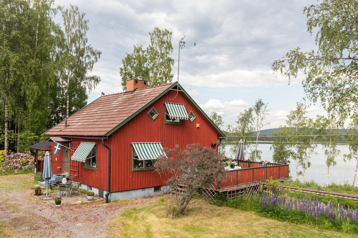 Так выглядит домик, в который мы сегодня заглянем. Цвет фасада — типичный для скандинавских стран. Флаг — еще одна отличительная особенность, уже не первый раз замечаю подобную любовь шведов к национальной символике 