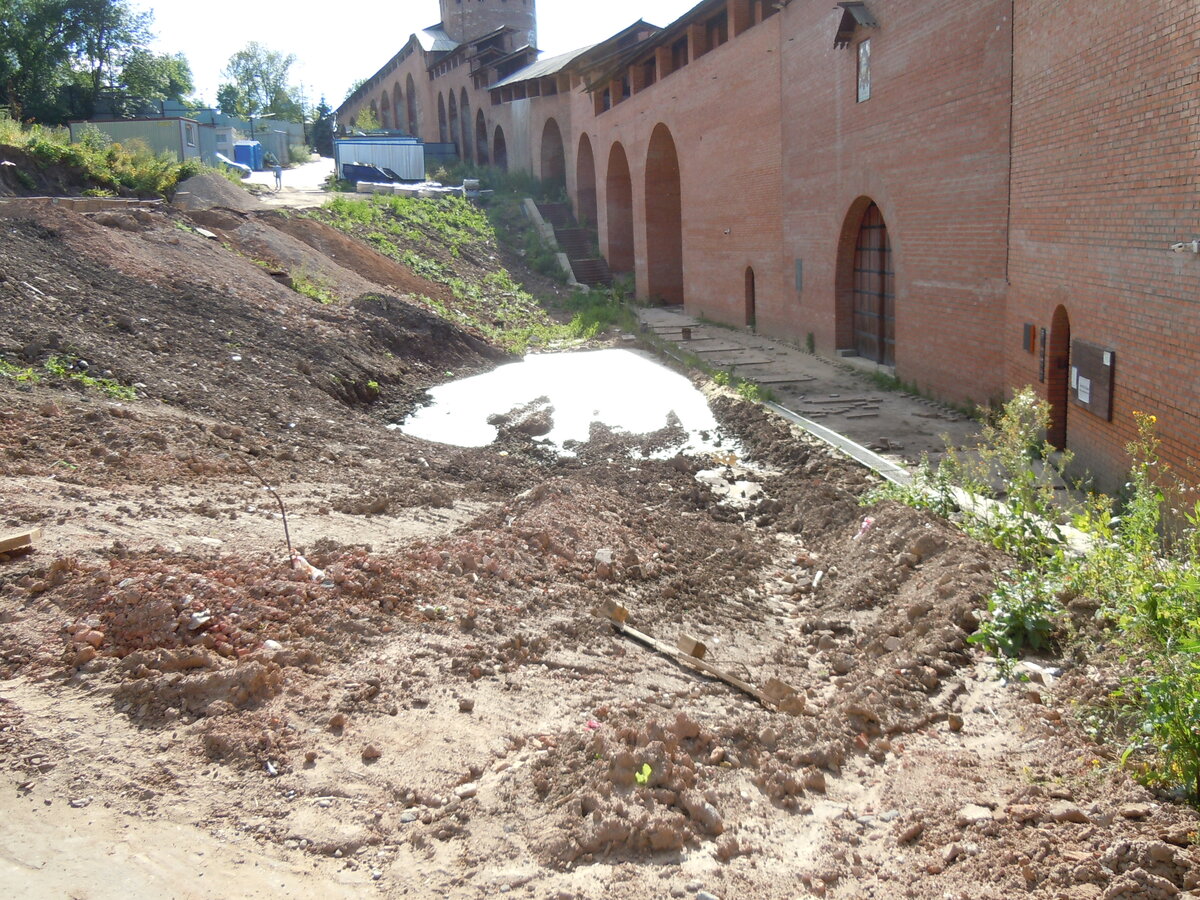 Продолжим экскурсию по кремлю. Это взгляд через стройку фуникулёра на участок с Часовой башней.-48