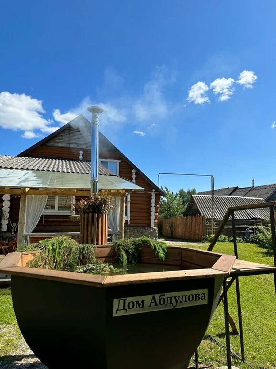    На участке новые владельцы установили банный чан с надписью «Дом Абдулова».