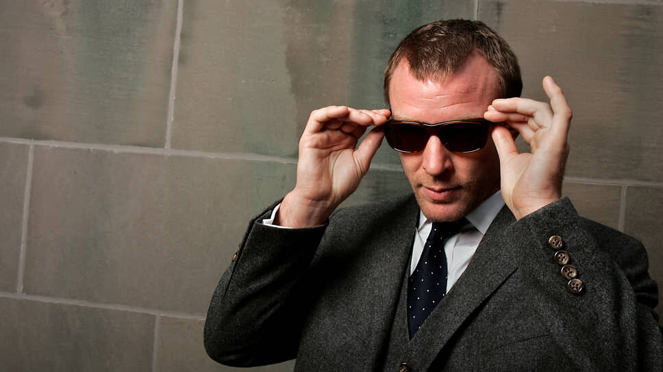    «Сама по себе идея не так увлекательна, как форма, в которой она преподносится»   
 Гай Ритчи родился 10 сентября 1968 года в Хатфилде в семье топ-менеджера рекламной компании. Большую часть юности Ритчи провел в поместье XVII века, которое принадлежало его отчиму сэру Майклу Литону. Будущий режиссер из-за наличия дислексии плохо учился в школе и в 15 лет был из нее исключен Carlo Allegri / AP