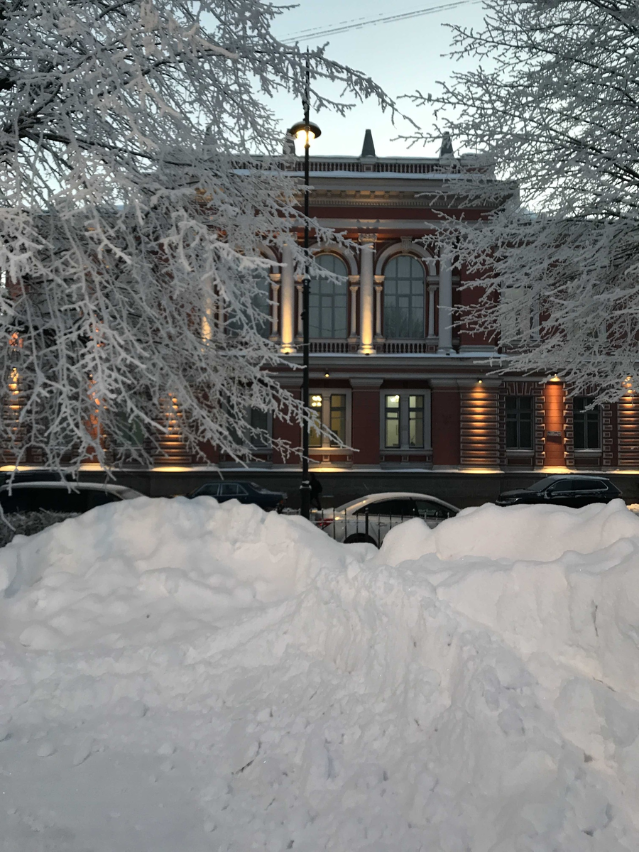 Das ist ein Haus. Das Haus ist schön. Es ist in der  Beleuchtung. 