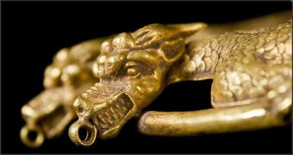 Золотая пектораль с китайскими драконами из Центральной Азии, I в. до н.э.- I в. н.э. Пример влияния китайской культуры на ювелирное искусство Средней Азии