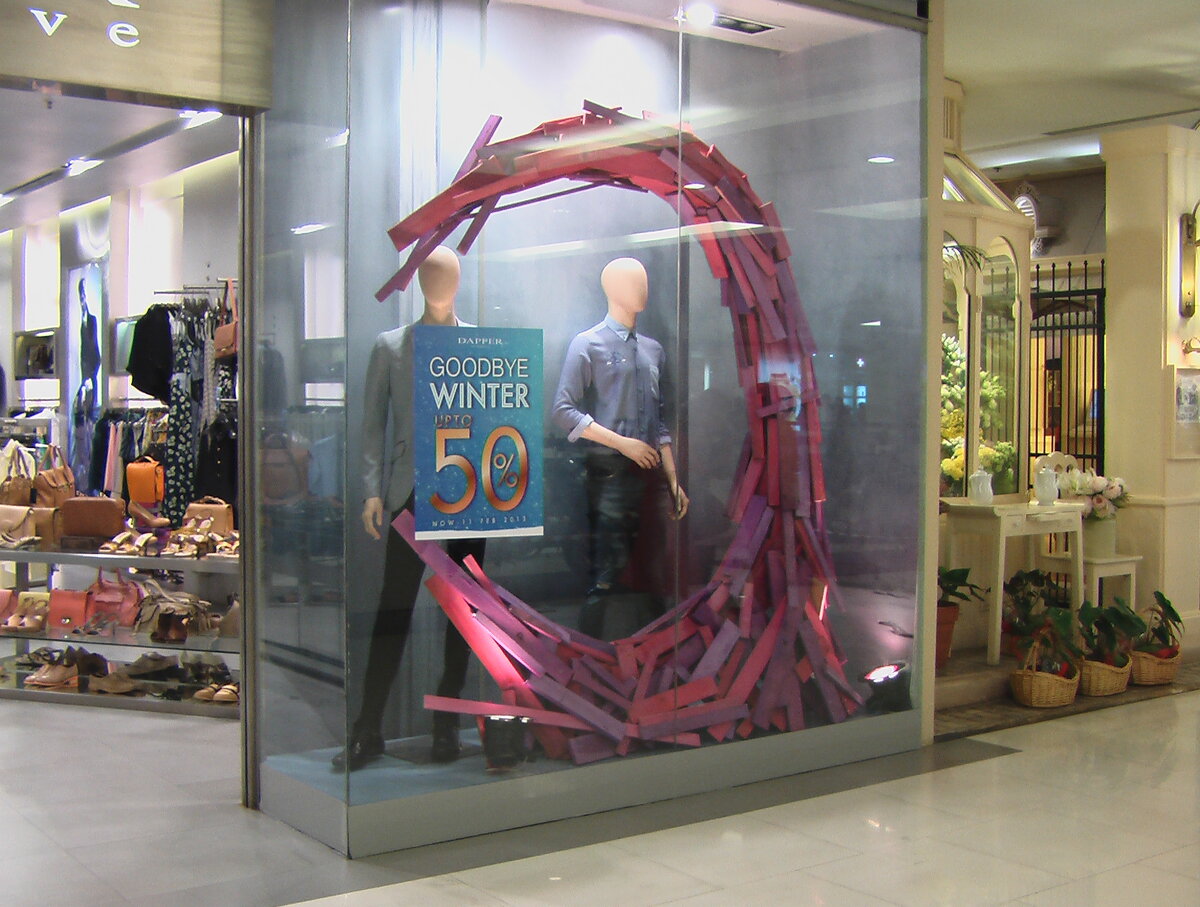 Креативное решение в витрине.