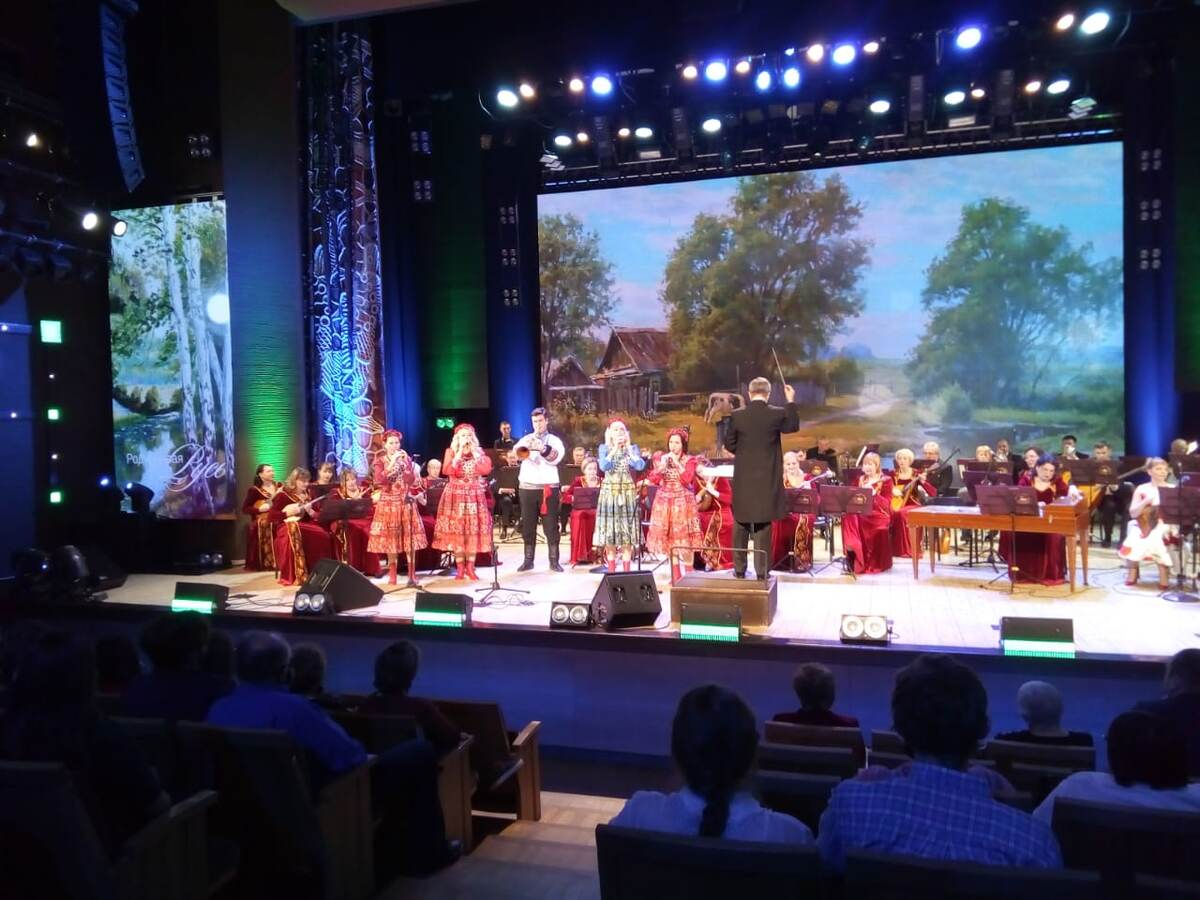 Оркестр на сцене