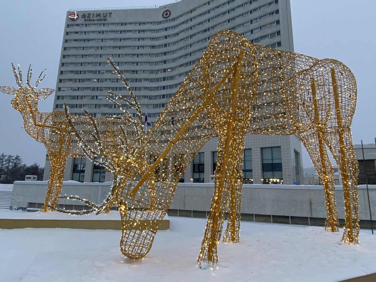 На площади установлены главные новогодние декорации города 