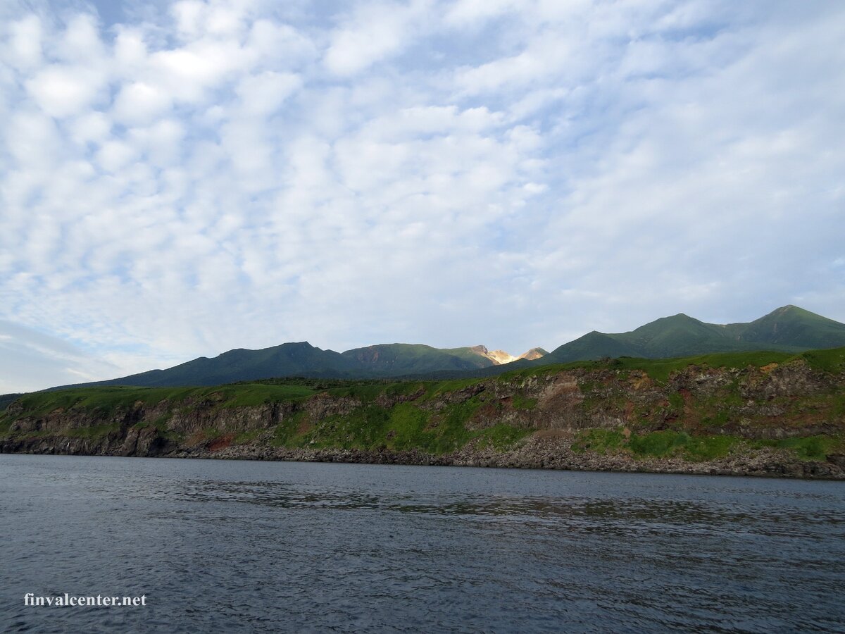 Общий вид вулкана. Сольфатарное поле видно издалека.