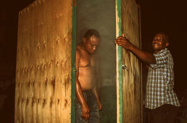  Власти Танзании сообщили - без предоставления доказательств - что приготовление на пару помогает защититься от коронавируса 