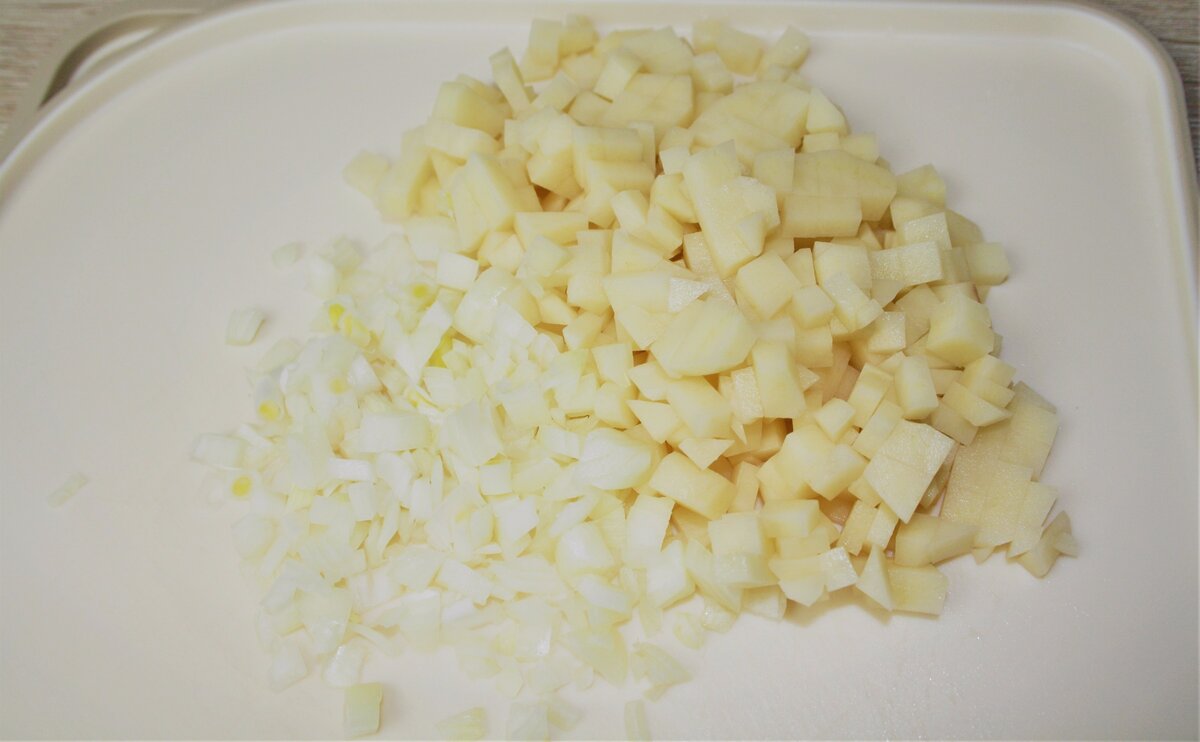                                       Сырой картофель и лук нарезаем на мелкие кубики