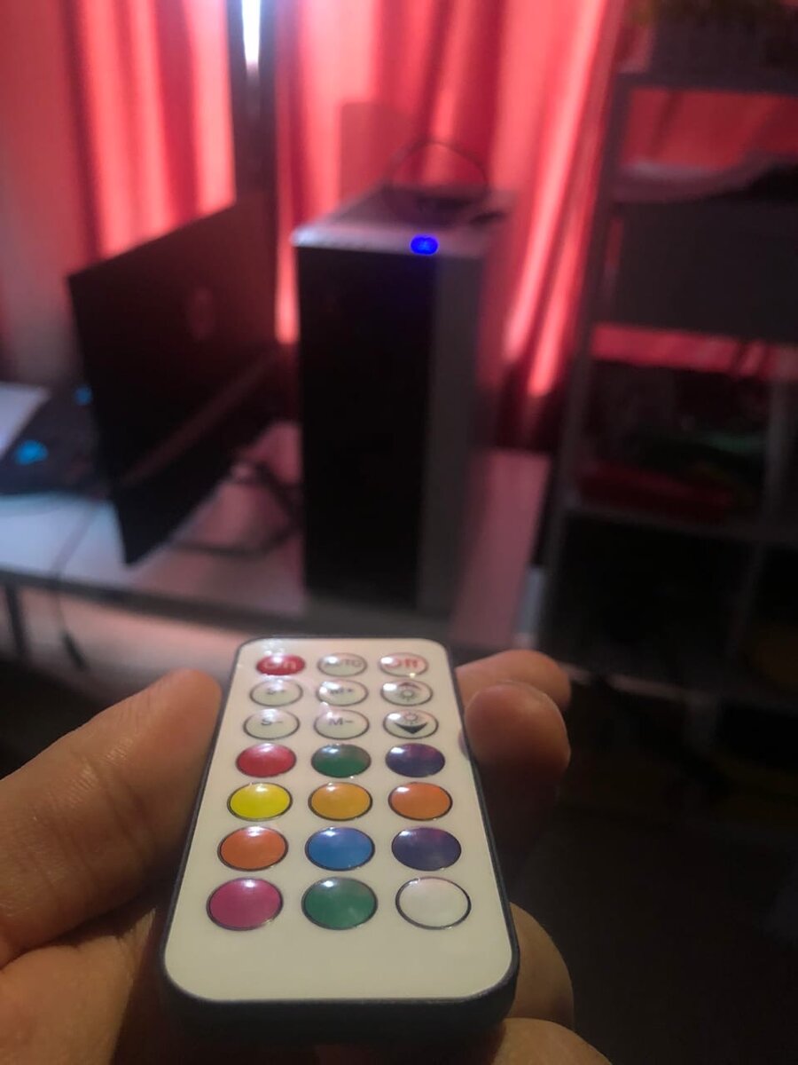 

Дальность применения: 
Комната у меня 24 квадрата - с одной до другой стороны комнаты кулера ловят сигнал с пульта без единой проблемы. Но если отойти подальше, то сигнал начинает пропадать. 

Кнопки нажимаются хорошо, не залипают. Есть проблема с батарейкой, сколько я не пробовал ее достать, и с помощью отвертки, и маникюра жены, который пал жертвой храбрых, за что я еще и отхватил. Ничто не помогло, ни нож и прочие подручные предметы. В общем, если хочешь достать, то лучше сразу распрощаться с пультом и нервами.

Но если вам выпадает зеленое и вообще вы очень удачный человек, то знайте, что внутри вас ждет батарейка cr2025, которую без проблем можно приобрести в ближайшем хозяйственном магазине или магазине техники: ДНС, цифра и прочие.

