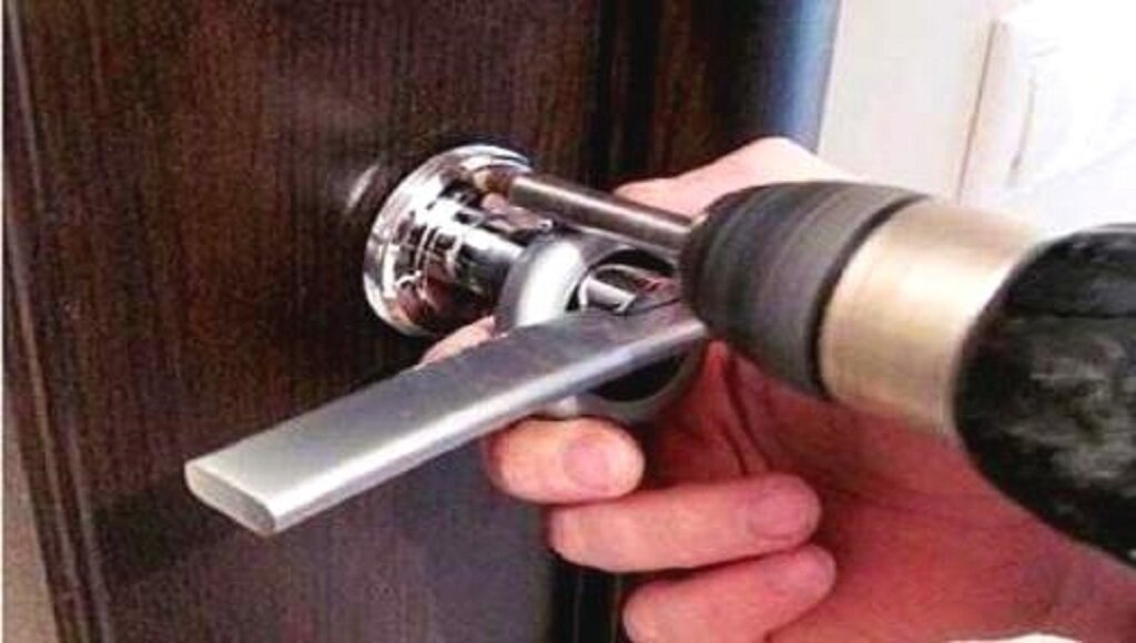 Снимаем декоративную накладку на замке, чтобы добраться до личинки