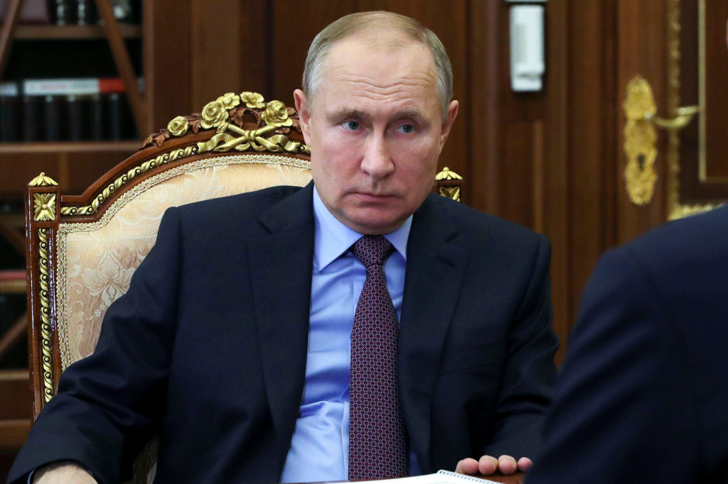 Президент России Владимир Путин слушает во время встречи в Москве, Россия, в четверг, 4 февраля 2021 г. Михаил Климентьев / Sputnik / Кремлевский бассейн Фото через AP