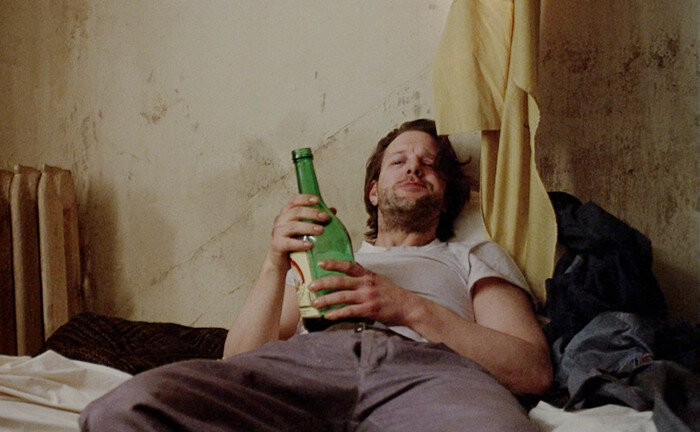 Кадр из фильма по сценарию Ч.Буковски "Пьянь". 
