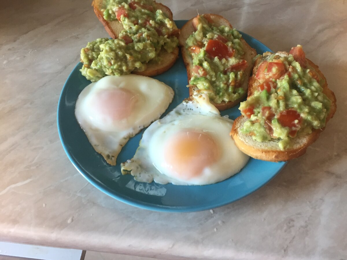 Яичниц и тосты с гуакамоле.