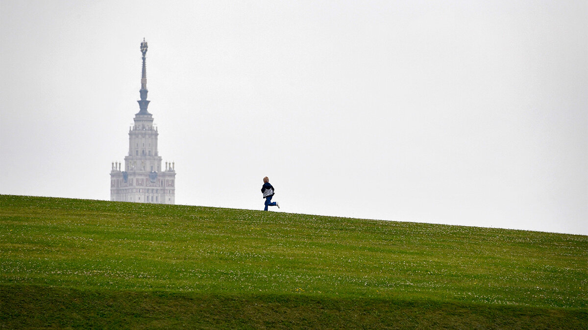 Делов мгу. МГУ сколько стоит. Каникулы в МГУ. МГУ В далеке. Реклама поступления в МГУ.