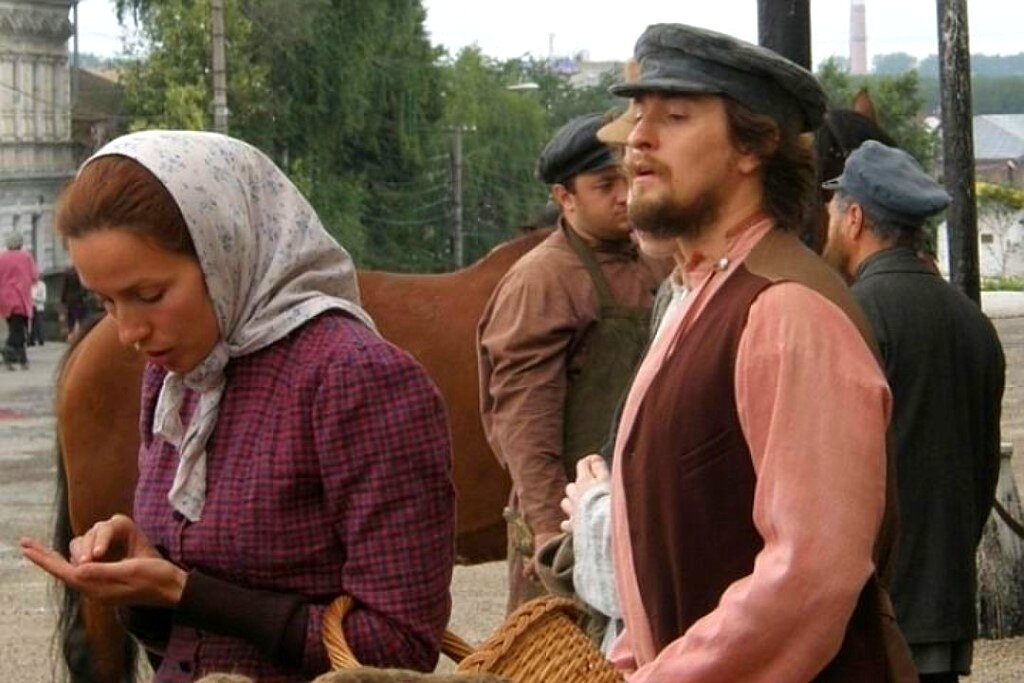 Сергей Безруков на главной площади Кунгура в образе Гордея Брагина. Кадр из художественного фильма "Золото" (2012 год)