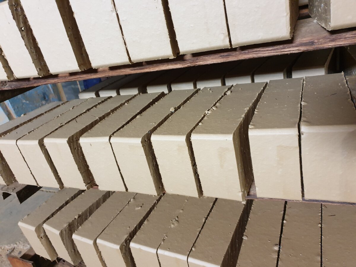 Кирпич без фаски, с характерными "задранными" краями