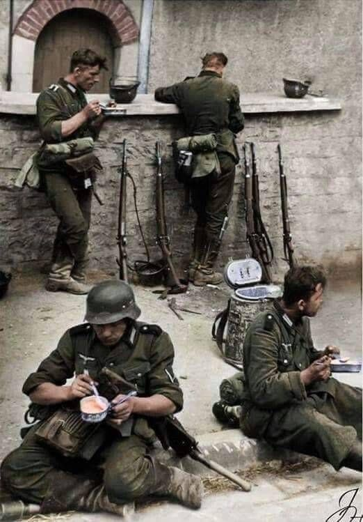 Справа за солдатом можно увидеть Essenträger (большая алюминиевая фляжка с двойными стенками, которая помогала сохранять еду теплой между выходом из полевой кухни и прибытием к войскам).