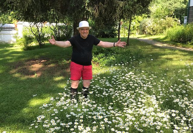 наслаждается красотой природы