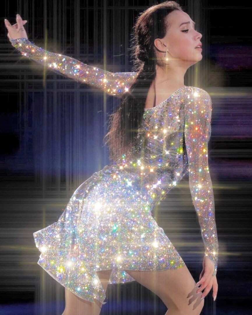 А осенью любовь приходит в золотом. Алина Загитова, золотая медалистка всего и вся в великолепном платье. 