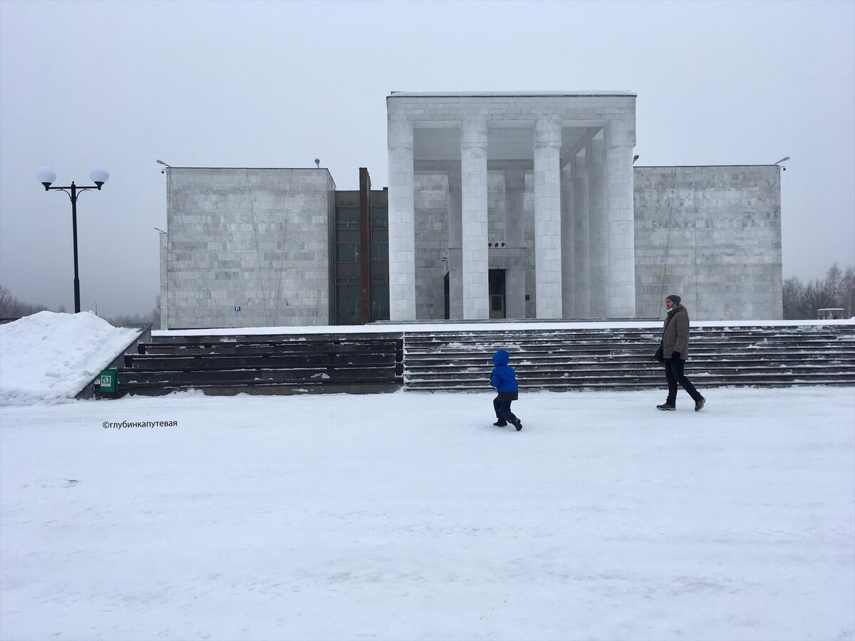 Главное здание построено в стиле советского конструктивизма