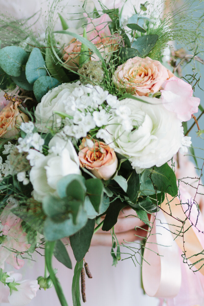 Весенний букет с ранункулюсами и березовыми веточками