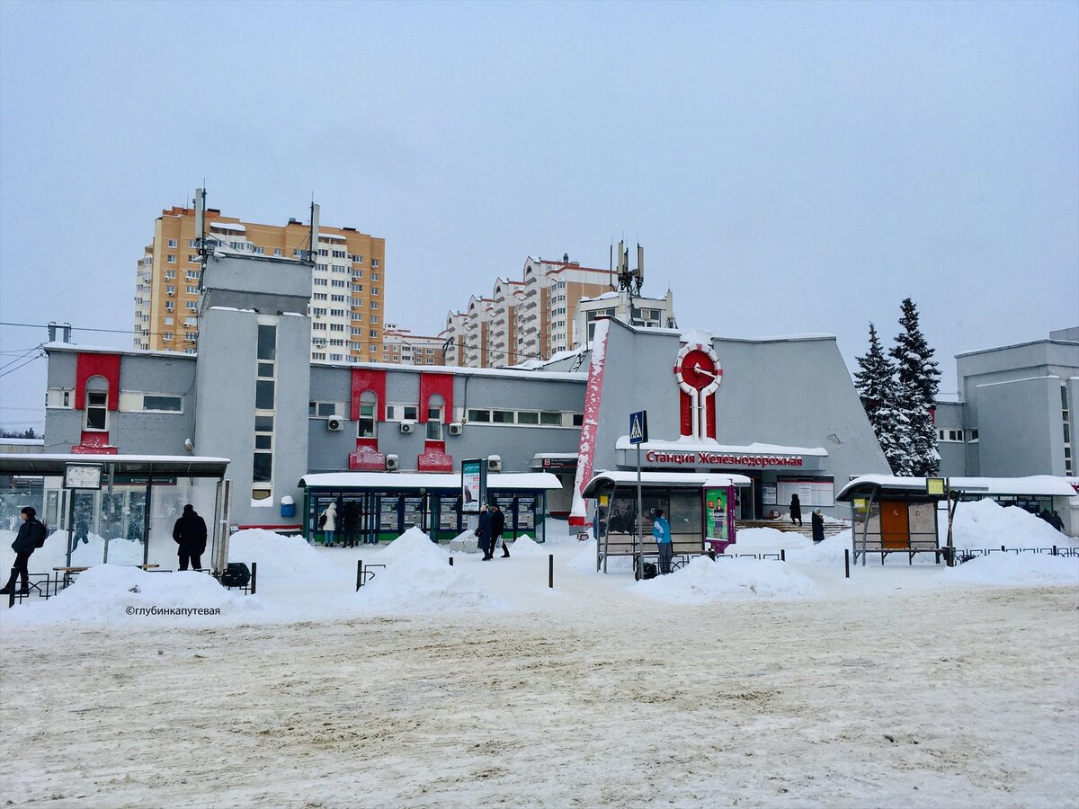 Зато сохранился  в целости советский каскад здания