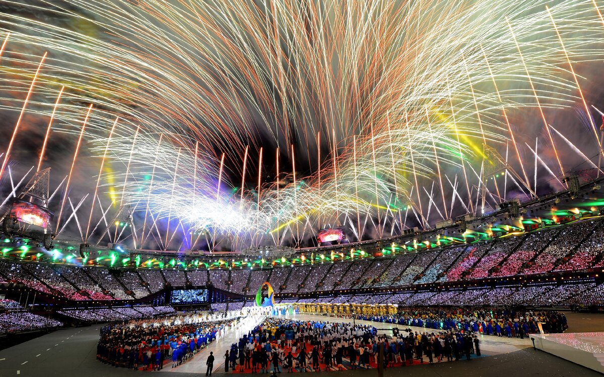Закрытие Олимпиады в Лондоне. Источник: https://www.zastavki.com/rus/Archive/London_2012_Olympic_Games/wallpaper-34632.htm