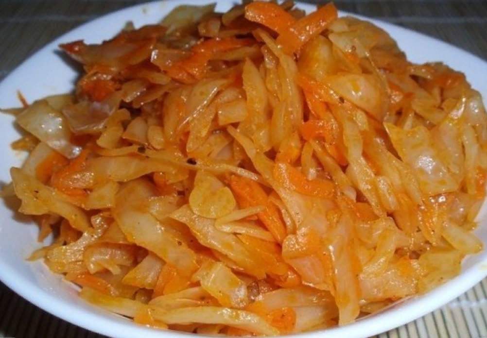 Капуста с мясом. Тушеная капуста. Тушеная капуста. Бигус с шампиньонами. Тушеная капуста без моркови.
