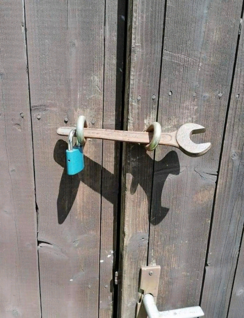 Да такой замок ни одному медвежатнику не вскрыть.