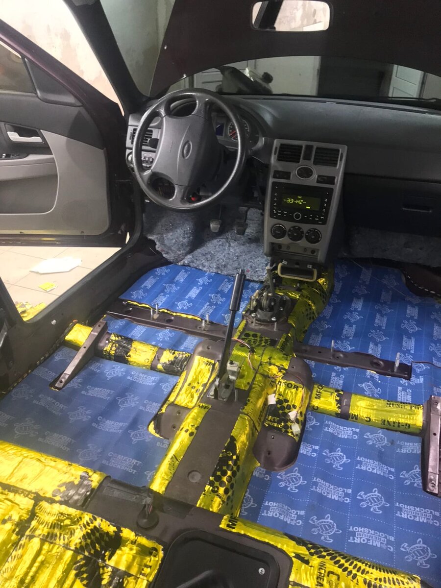 Всех приветствую. Расскажу как я шумил авто и что для этого понадобится. Вооружившись роликом для прикатки, обезжиривателем, шпателем и строительным феном начала разбирать салон. Использовал виброизоляцию comfort mat 3мм и шумоизоляцию integra. 