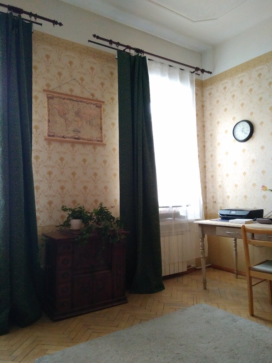 Дома у логопеда, здание в исторической части города, высокие потолки, лепнина, паркет. Ну и шум с улицы, понятное дело.. 