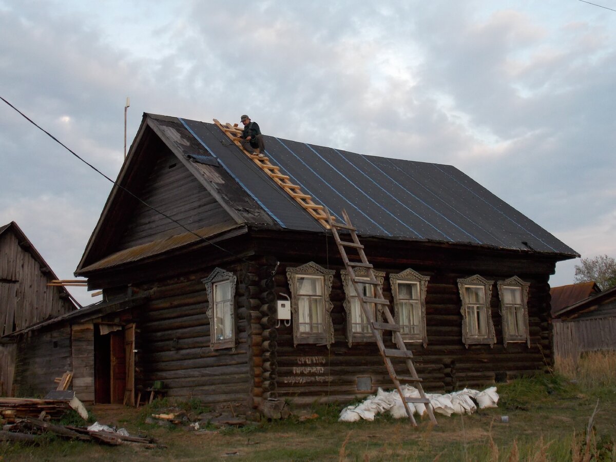 Тут более-менее видно нижнюю часть дома.