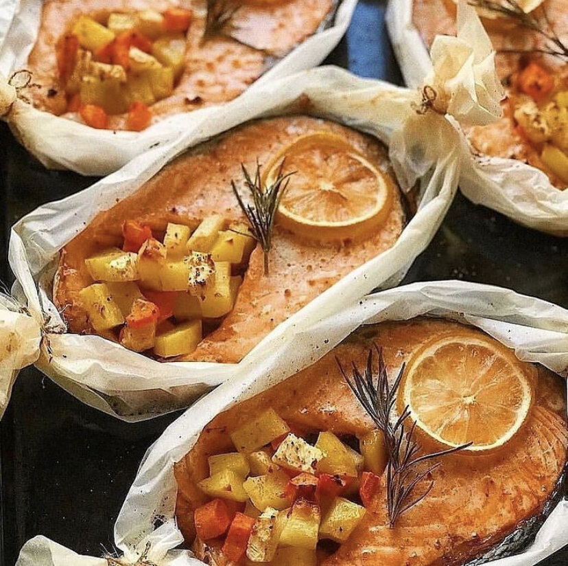 Нам понадобится:  
🐟Стейки сёмги
🥔Картофель
🥕Морковь
🍠Корневой сельдерей
🍶Оливковое масло
🧂Специи для рыбы
🍋Лимон
🌿Свежий розмарин
📜Пергаментная бумага
💈Шпагат (плотная нить)
⠀
Приготовление:
1. Овощи чистим и нарезаем на небольшие кубики, солим, перчим, добавляем чуть оливкового масла и хорошо перемешиваем.
2. Отрезаем кусок пергаментной бумаги, кладём на него стейк сёмги и формируем лодочку, концы бумаги связываем шпагатом.
3. Рыбку посыпаем специями, солим, украшаем долькой лимона и веточкой розмарина для вкуса.
4. В середину стейка, там где брюшко у рыбы, выкладываем нарезанные овощи.
5. Готовим в духовке при 200 градусах, приблизительно 30-35 минут, время готовки зависит от размера стейка.
⠀
Понравился рецепт?
⠀
Большая просьба, кто забрал рецепт в закладки, ставьте в комментариях любой смайлик ☺️
Ведь вам тоже приятно, когда за старания говорят спасибо😏😘⤵️
⠀
Приятного аппетита!
⠀