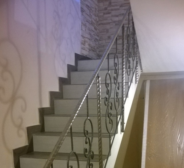 Лестница с металлической оградкой у нас в доме. Про оградку отдельно напишу