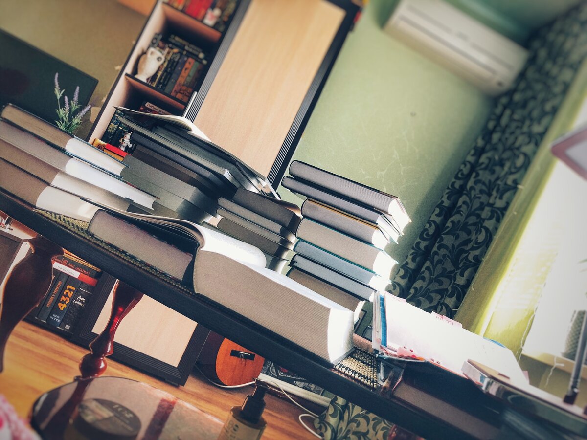 это небольшое количество, ожидающих свою очередь к прочтению, книг