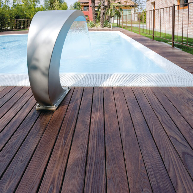 Зона бассейна из термоясеня